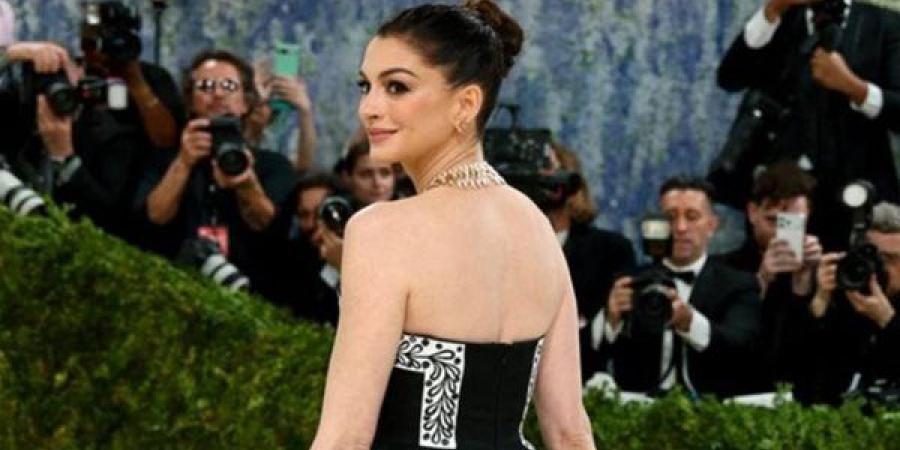آن هاثاواي تُضفي أجواء فيلم "الشيطان يرتدي برادا" على حفل ميت جالا 2026