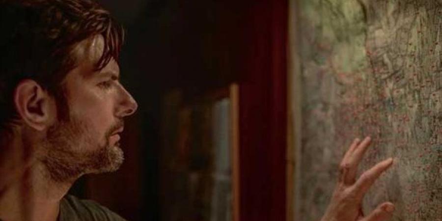 نتفليكس تكشف لمحة أولى عن فيلم "الرجل الهامس"