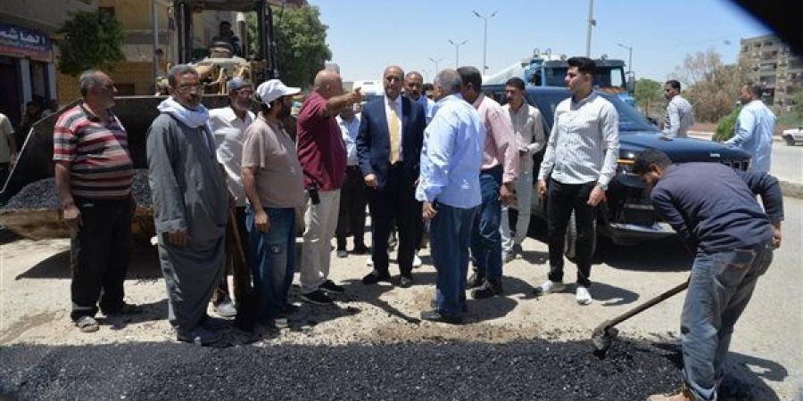 محافظ أسيوط يتفقد إنشاء مطبات صناعية بطريق الأربعين