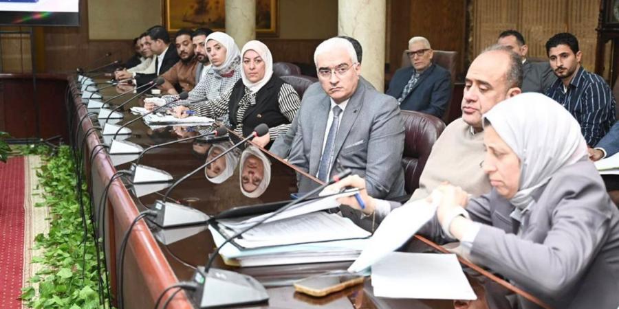 محافظ الغربية يعقد اجتماعًا موسعًا مع مصنعي لمبات الليد بقرية شقرف بمركز طنطا