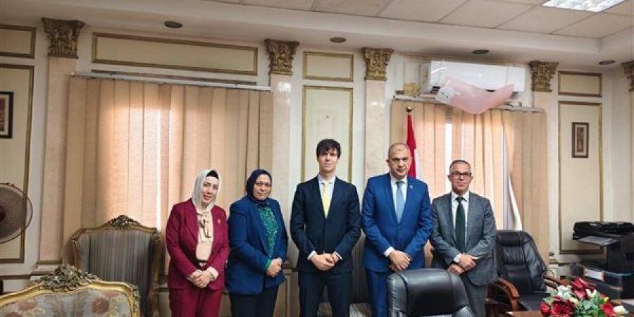 رئيس حي غرب القاهرة يبحث مع وفد سفارة إيطاليا تعزيز التعاون وتحسين الخدمات