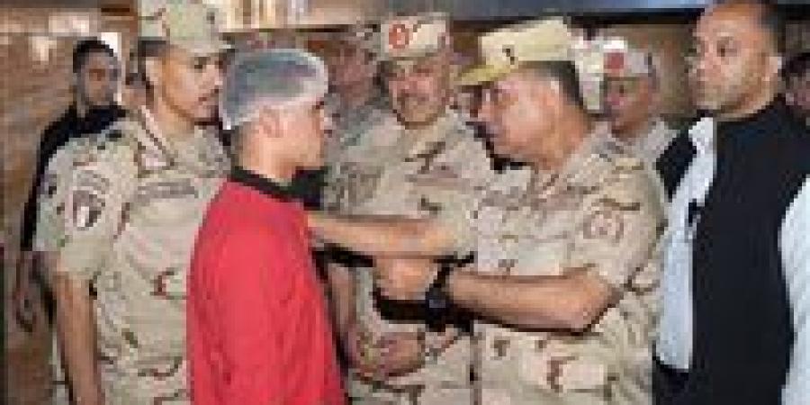 وزير الدفاع والإنتاج الحربى يتفقد إحدى وحدات التدريب الأساسى بالقوات المسلحة