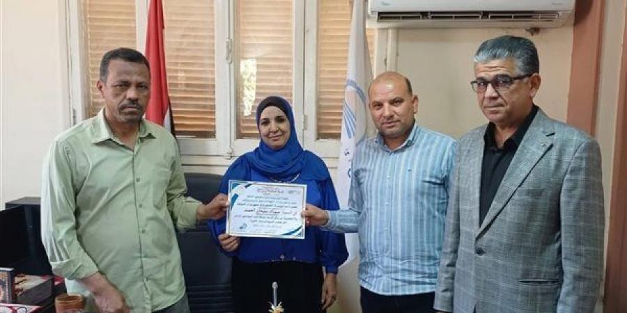 تكريم مدير مدرسة أبوتشت الثانوية بعد تميزها في مسابقة الرواد العموم