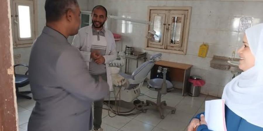 وكيل وزارة صحة بالمنيا يفاجئ وحدة "كوم اللوفي" بسمالوط