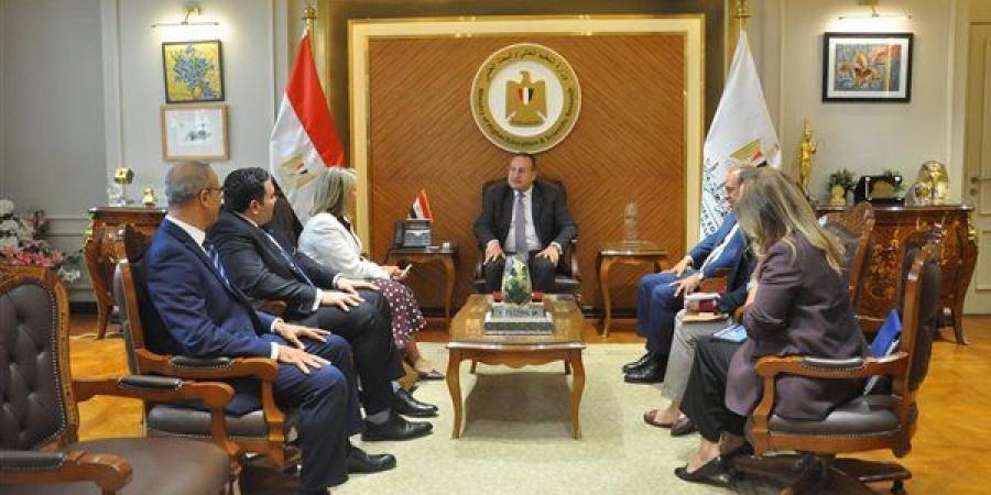وزير التعليم العالي يبحث سبل تعزيز التعاون الأكاديمي مع جامعة بورنموث البريطانية
