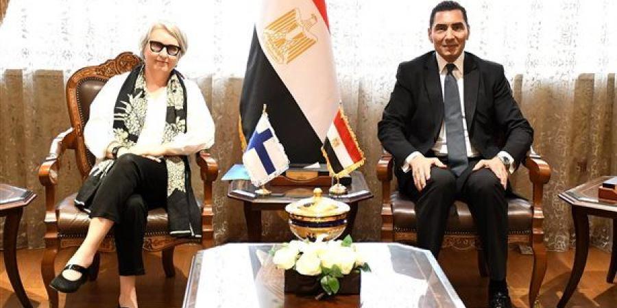 وزير الرياضة يناقش خطط دعم الجمباز مع سفيرة فنلندا