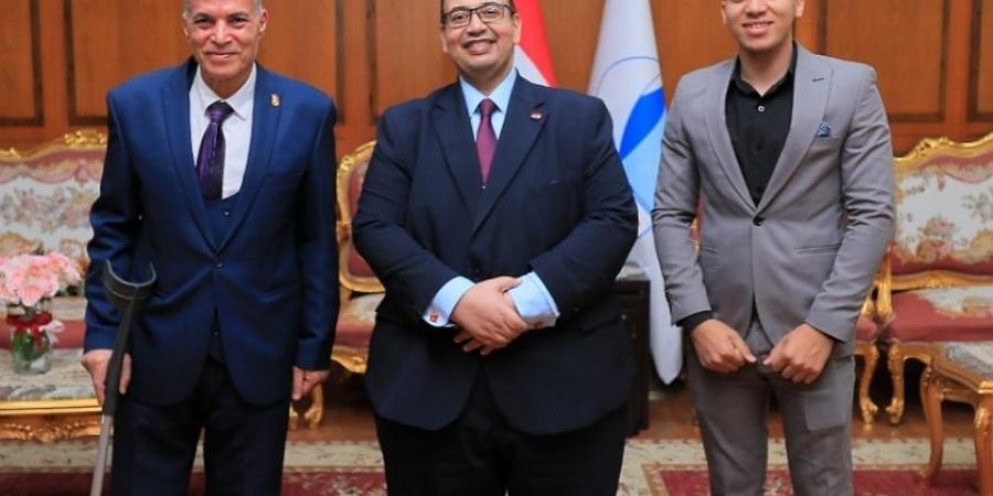 رئيس جامعة كفرالشيخ يكرّم مدير إدارة الشئون الإدارية بمناسبة بلوغه سن التقاعد ويشيد بجهوده المخلصة
