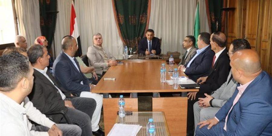 محافظ القليوبية يبحث مع صناع "باسوس" آليات تقنين أوضاع المصانع ودمجها في الاقتصاد الرسمي