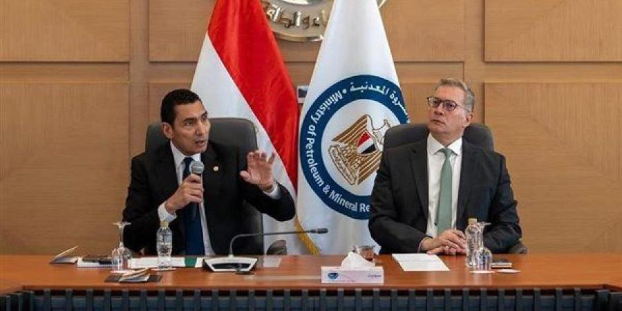 وزيرا الشباب والرياضة والبترول يعقدان مائدة مستديرة لتمكين الكوادرالشابة بقطاع الطاقة