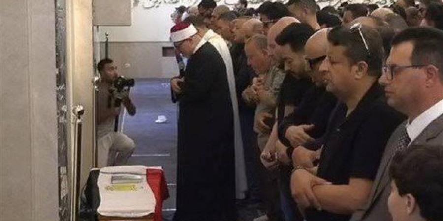 الشيخ خالد الجندي يؤم المصلين في جنازة الراحل هاني شاكر