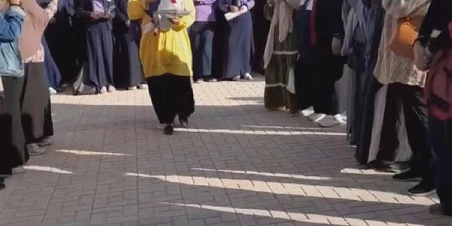 ممر شرفي لمديرة “سميرة موسى” بالعجمي بعد تبرئتها من واقعة تعدي الطالبات