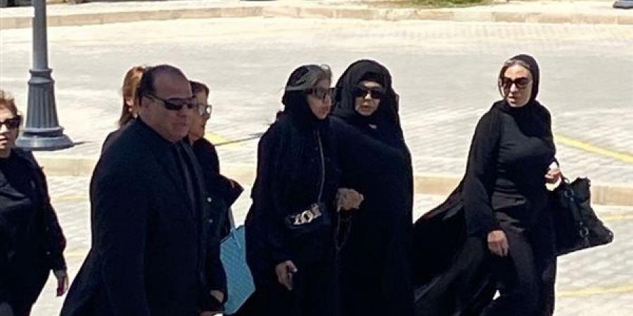 لبلبة وهالة سرحان وفيفي عبده تشارك بجنازة هاني شاكر
