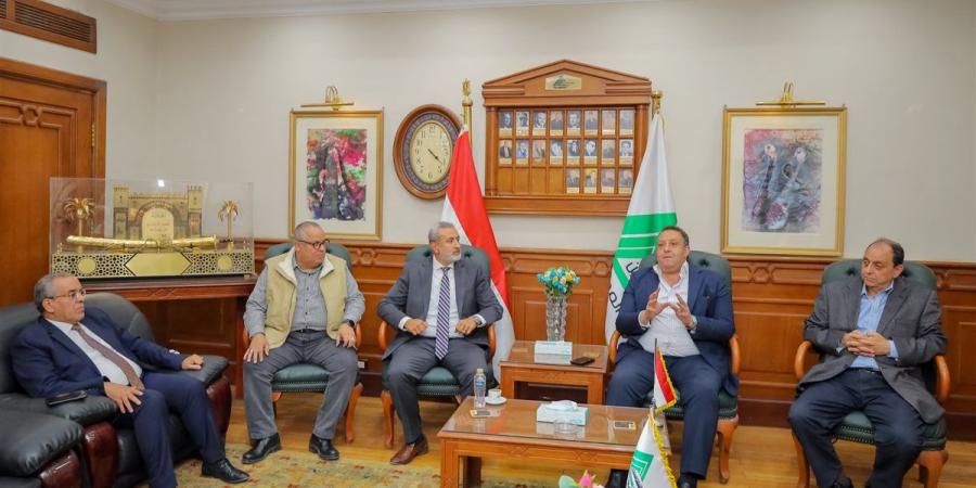 نقيب المهندسين يلتقي وفدًا من جمعية رجال الأعمال