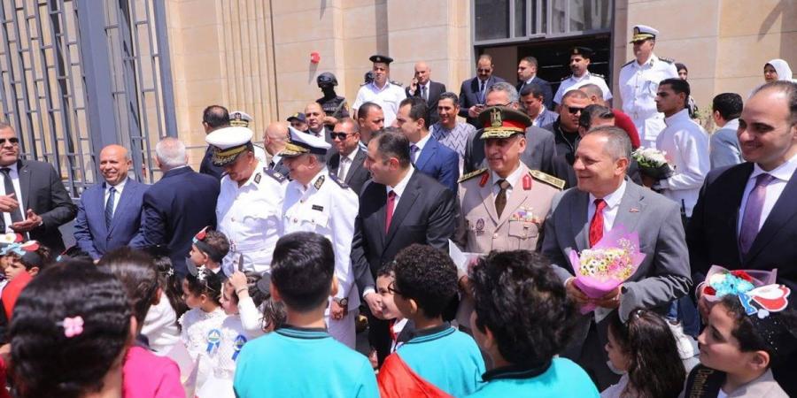 بالورود والأعلام.. محافظ دمياط يتقدم مسيرة طلاب المدارس احتفالاً بالعيد القومي