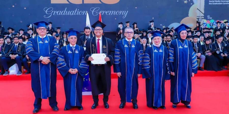عميد كلية طب عين شمس يشهد احتفال تخريج دفعة 2023
