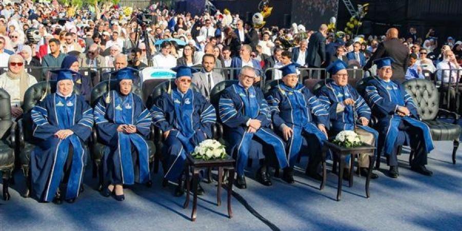 عميد طب عين شمس يشهد احتفال تخريج دفعة 2023