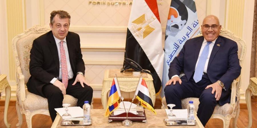 مصر تبحث تعزيز التعاون الصناعي والاستثماري مع أرمينيا