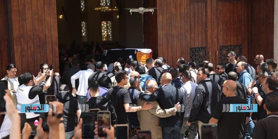 ملفوف بعلم مصر.. وداع مهيب لأمير الغناء العربي هاني شاكر