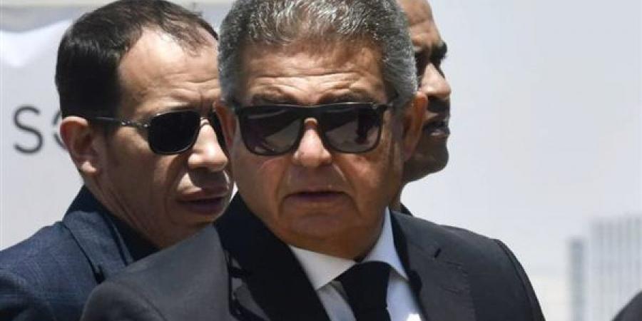 خالد عبد العزيز يشارك في جنازة الراحل هاني شاكر