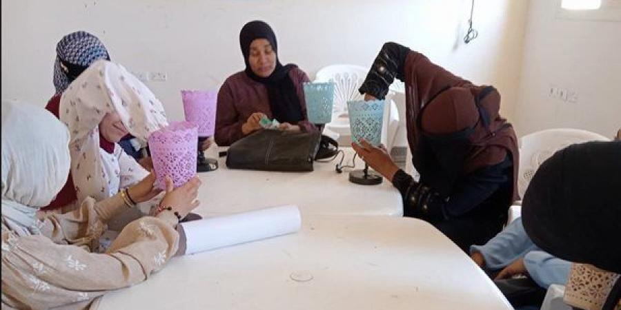 ورشة الديكوباج والأباجورات بمركز شباب العركى بفرشوط