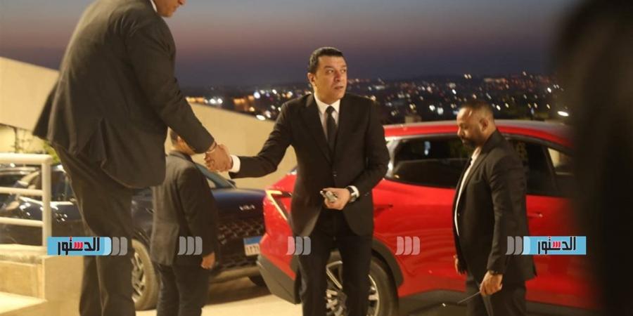 أشرف زكي ومصطفى كامل يصلان سرادق عزاء هاني شاكر (صور)