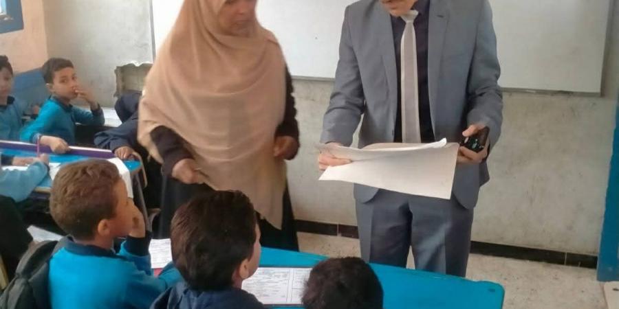 الوكيل الثقافي لمنطقة المنيا الأزهرية يتابع امتحانات النقل بمعاهد بني مزار ومطاي