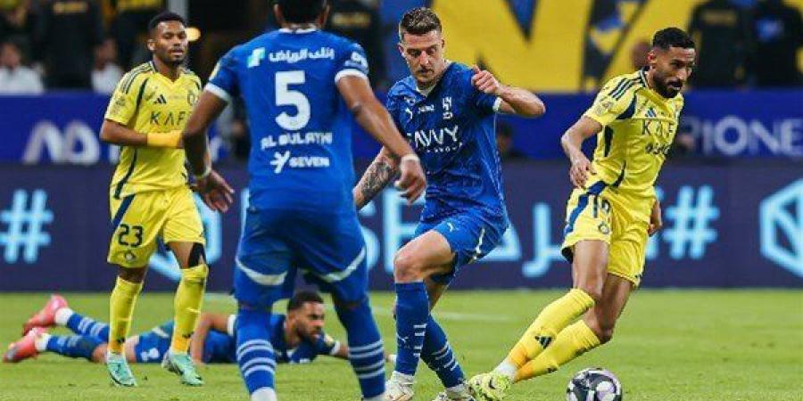 الهلال يطلب حكاماً أجانب لموقعة "ديربي الرياض" أمام النصر في صراع القمة