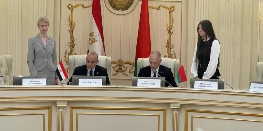 وزير الاستثمار يوقع بروتوكول تعاون مع نظيره البيلاروسي لتعزيز التكامل والتبادل التجاري