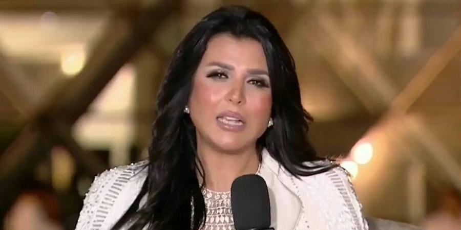 منى الشاذلي تروي موقفًا إنسانيًا جمعها بالفنان هاني شاكر