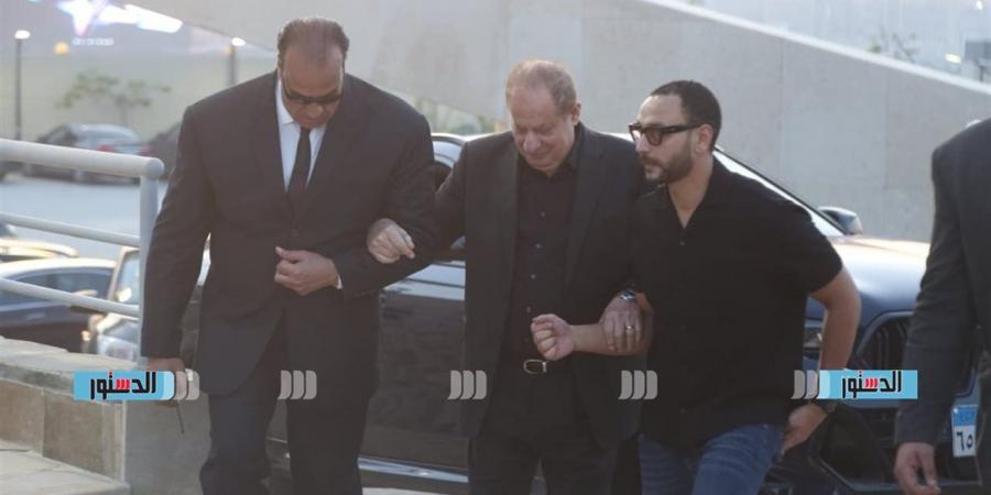 وداعًا أمير الغناء.. بدء عزاء هاني شاكر وسط توافد الفنانين والمشاهير (بث مباشر)