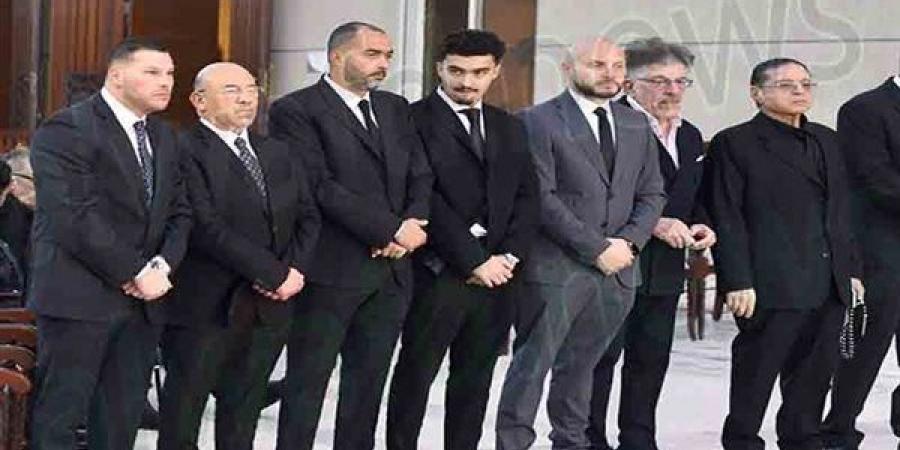 رامي رضوان يرافق دنيا وإيمي سمير غانم في عزاء هاني شاكر