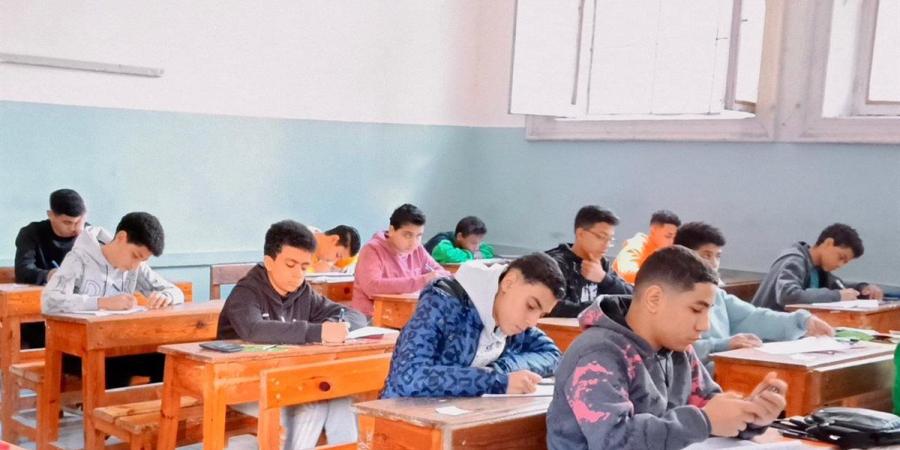 إرهاق نفسي وجسدي.. مخاطر تضخم المناهج الدراسية على طلاب المدارس