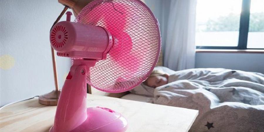 هل النوم في المروحة طوال الليل يؤثر على الجيوب الأنفية والعضلات؟