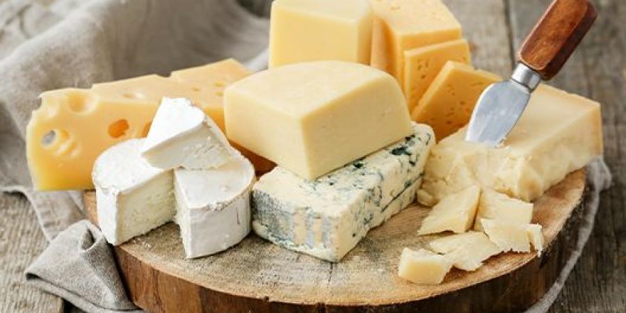 تناول الجبن يوميًا.. متى يكون مفيدًا ومتى يتحول لمشكلة صحية؟