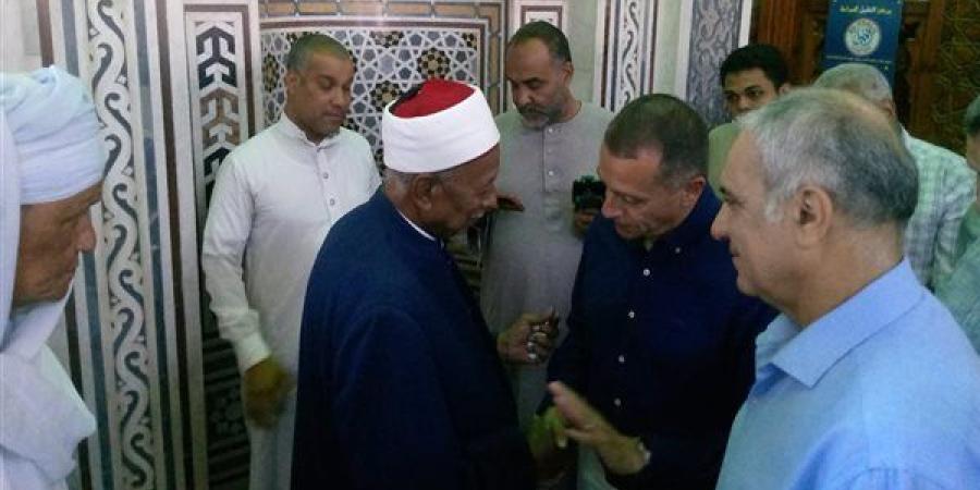 محافظ أسوان يؤدى صلاة الجمعة بمسجد بدر بالطابية