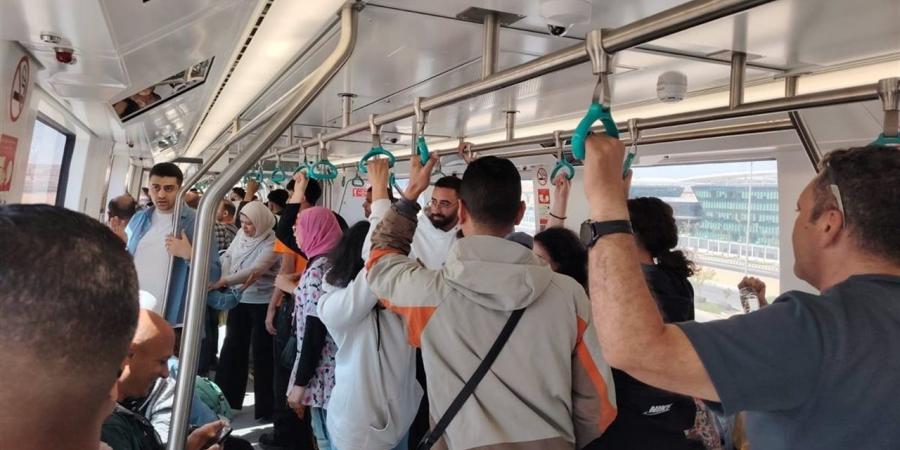 إقبال كبير على محطة مدينة العدالة فى ثالث أيام تشغيل المونوريل.. صور