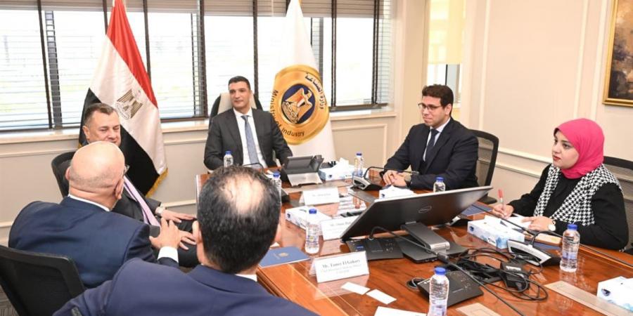 وزير الصناعة يبحث مع وفد بنك أبوظبي الأول- مصر سبل تمويل المشروعات الصناعية