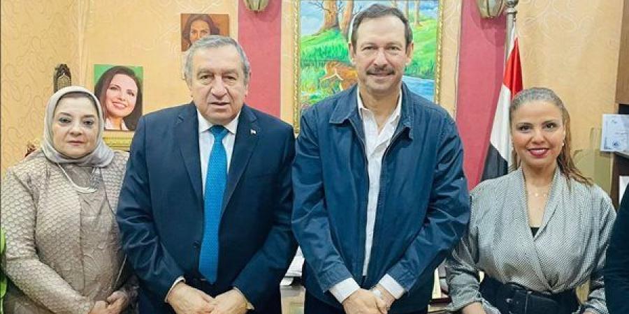 الدكتور عصام شرف يحضر عرض «لعب ولعب» على خشبة المسرح القومي