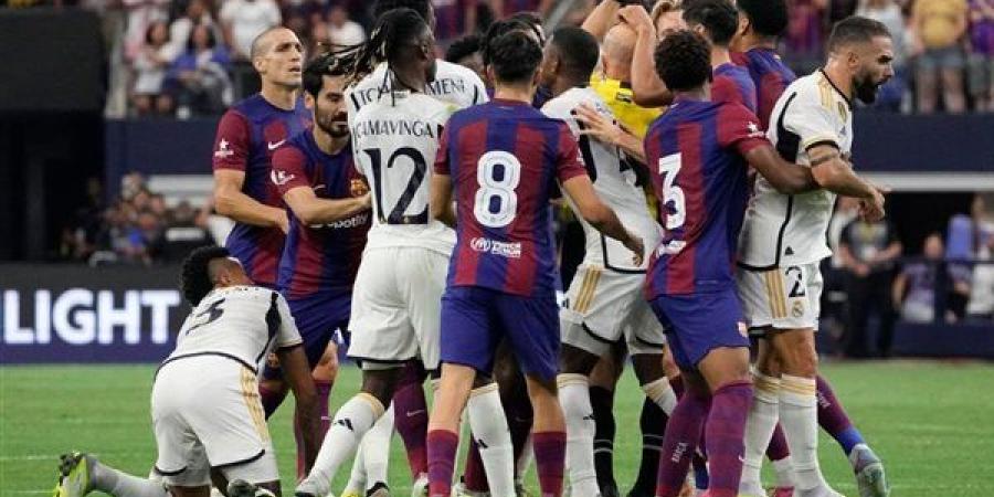 كلاسيكو "التتويج".. برشلونة على بُعد خطوة من حسم الليجا وتسليم الكأس في "كامب نو"