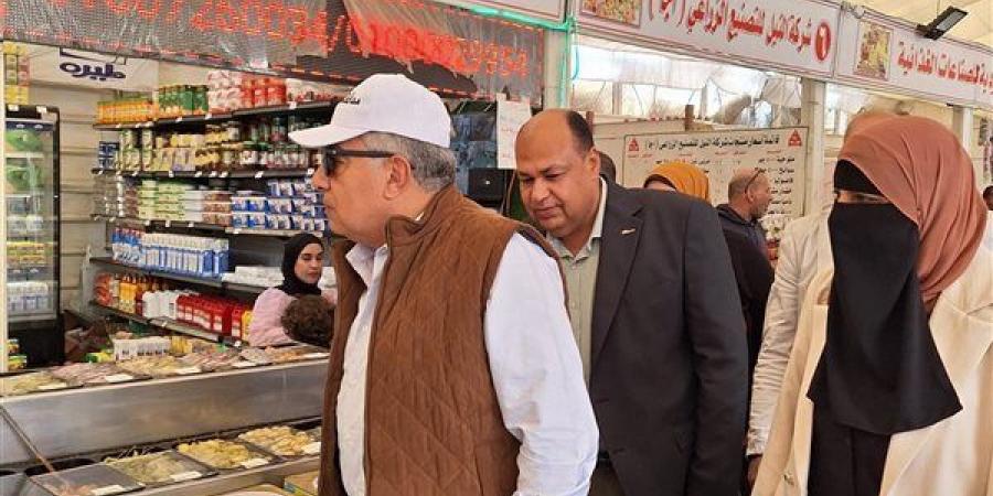 محافظ الدقهلية يتفقد المعرض الدائم للسلع الغذائية بشرق المنصورة
