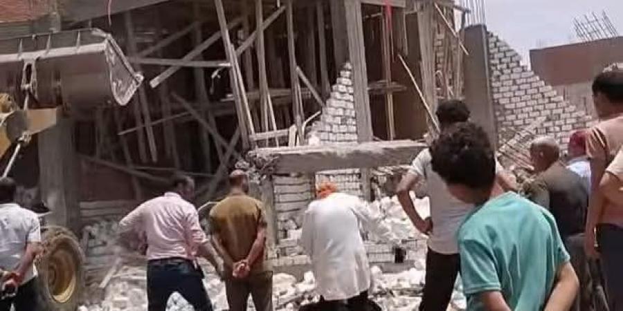 جدل متواصل بعد ركوع سيدة لـ رئيسة حي بني مزار.. ما القصة؟