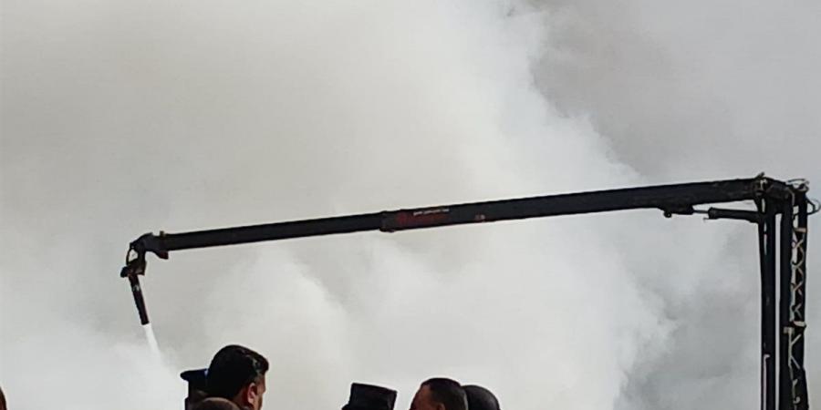 محافظ القليوبية ومدير الأمن يتابعان ميدانيًا جهود السيطرة على حريق بقليوب