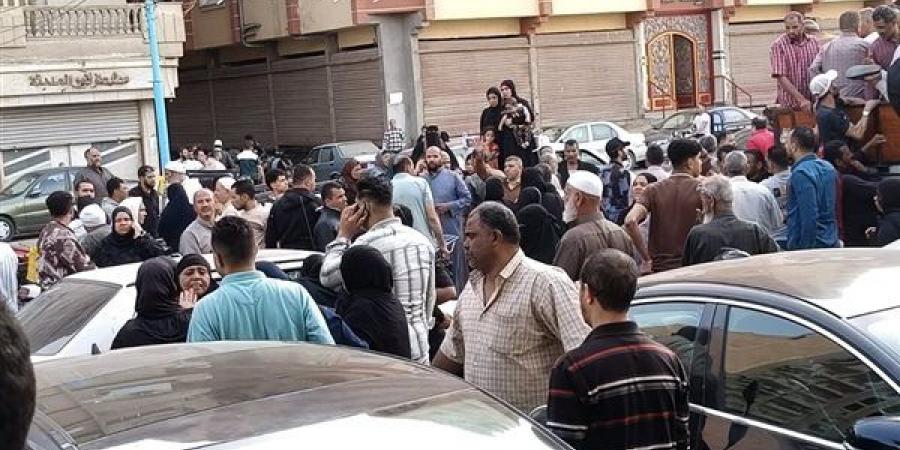 تشييع جثمان شخص لقى مصرع فى حريق شقة سكنية بالفيوم