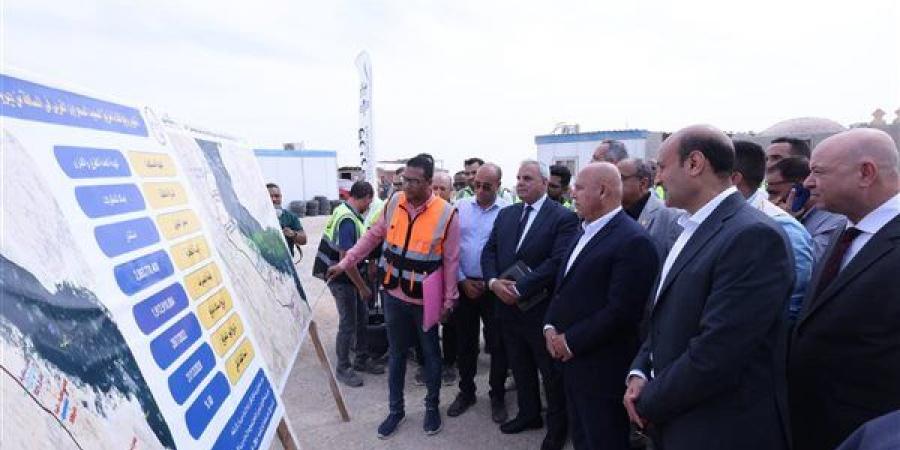 وزير النقل يتابع تطوير طريق الصعيد الصحراوي ومحور أبو تيج بأسيوط