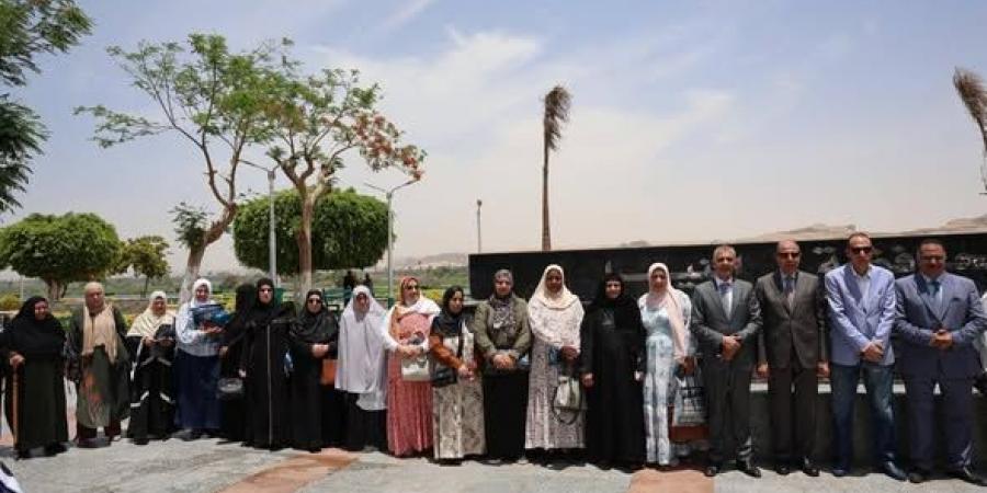 محافظ المنيا يلتقي حجاج الجمعيات الأهلية قبيل سفرهم
