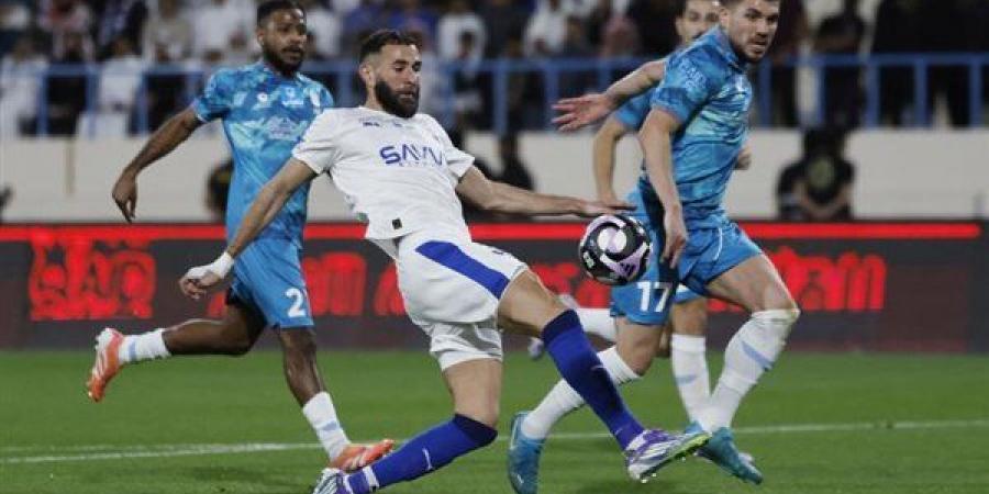 بنزيما يواصل التألق ويصنع التاريخ بأرقام قياسية مع الهلال السعودي