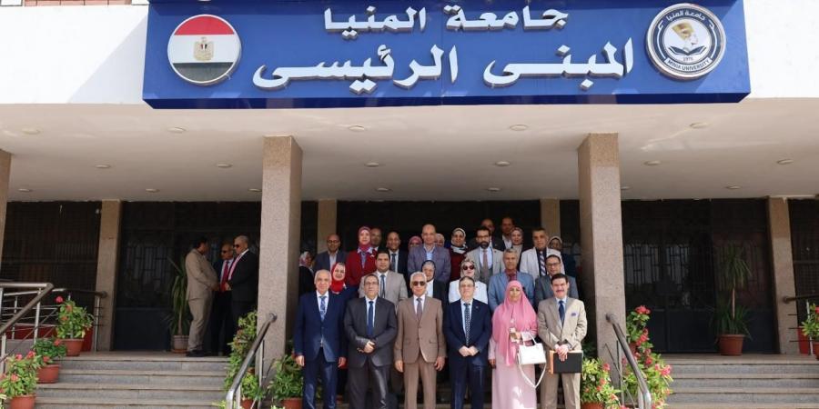 لجنة المراجعين الخارجيين تُشيد بريادة جامعة المنيا في تطبيق الهوية البصرية للجامعة