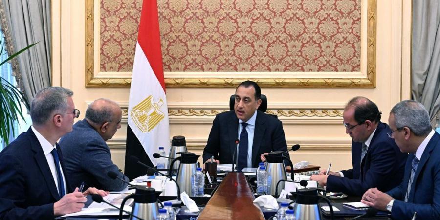 رئيس الوزراء يتابع الجهود الحكومية لتوفير المنتجات البترولية وتعزيز المخزون