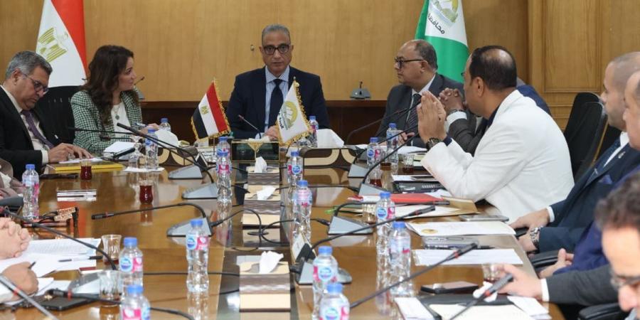 محافظ الجيزة يبحث مع أعضاء مجلسي النواب والشيوخ خطط تطوير الخدمات والمشروعات