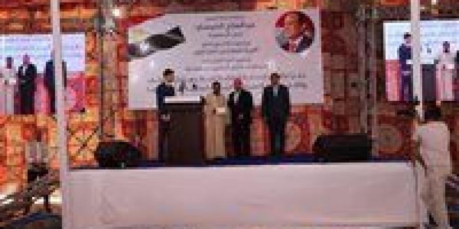 وزير النقل يسلم شيكات التعويضات للمتضررين مع مسار القطار الكهربائي في قنا